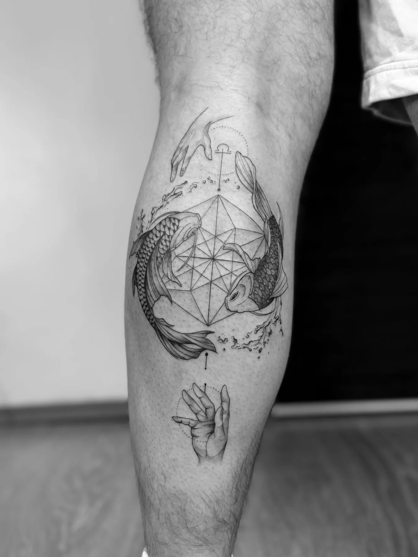 Geometrisches Kreismotiv mit organischen Details auf dem inneren Unterarm