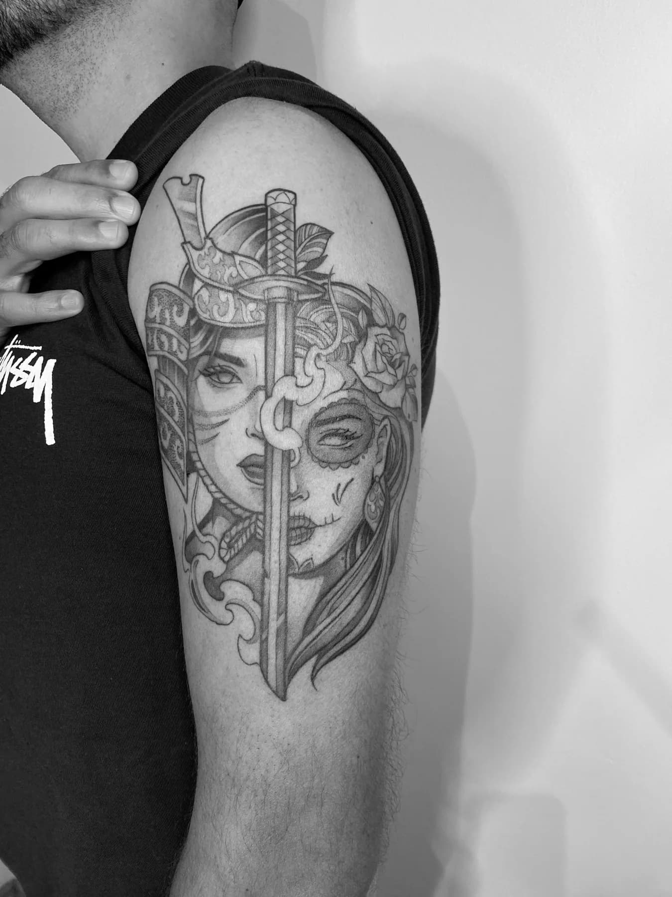 Hamsa-Hand mit Gesicht und detailreichen Ornamenten auf dem Oberarm