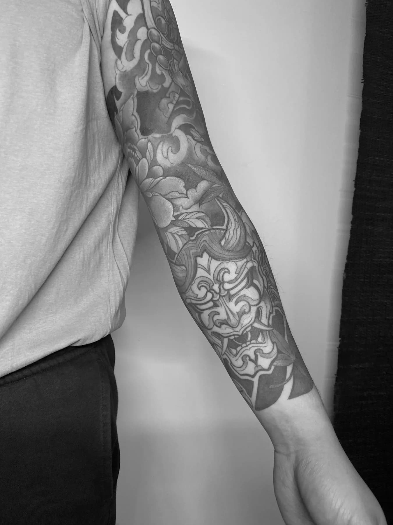 Großflächiger floraler Tattoo-Sleeve in Schwarz und Grau
