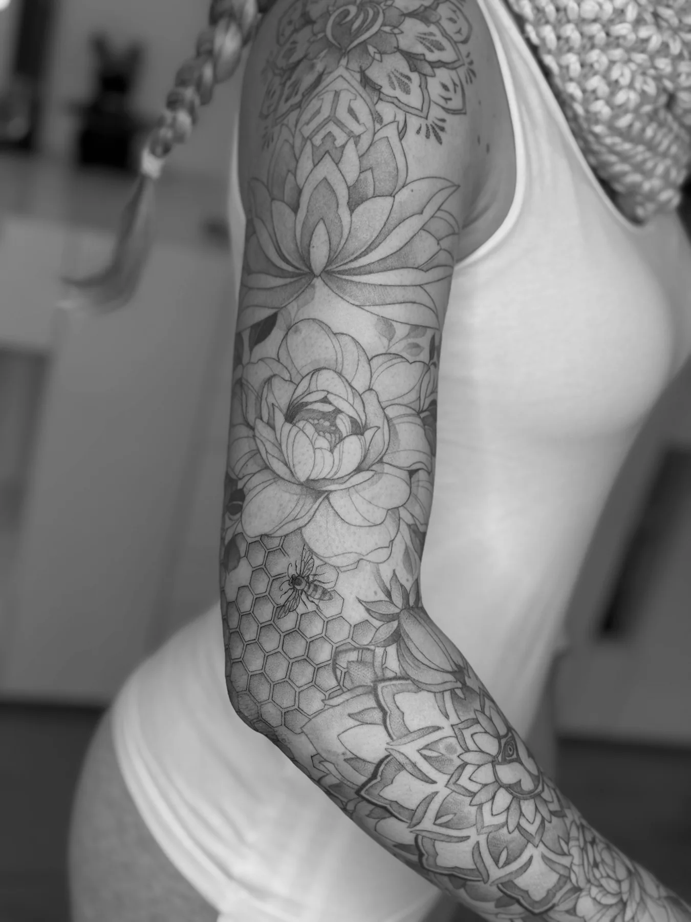 Floraler Sleeve mit großen Blüten und ornamentalem Abschluss