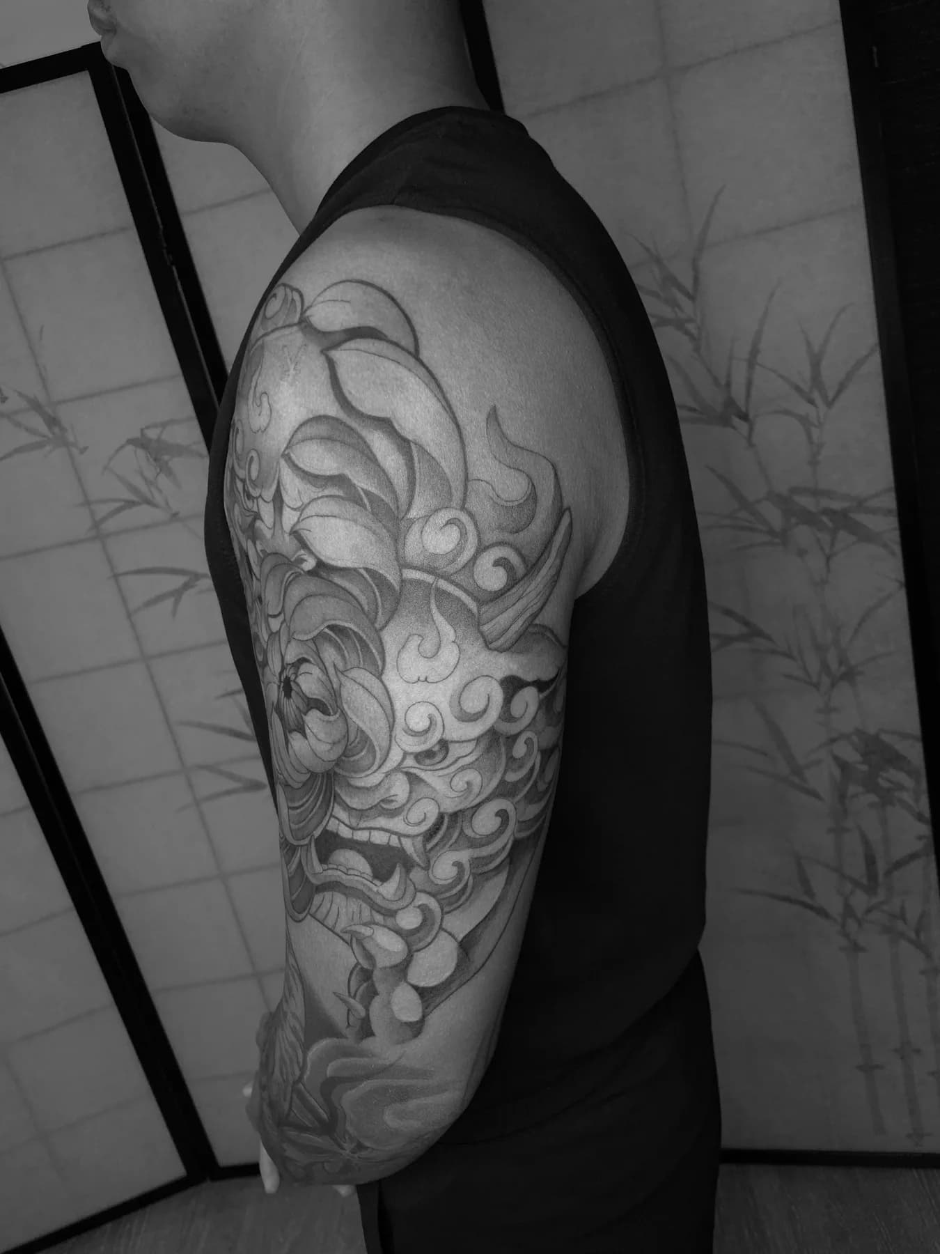 Japanischer Sleeve mit Hannya-Maske und fließenden Wolken