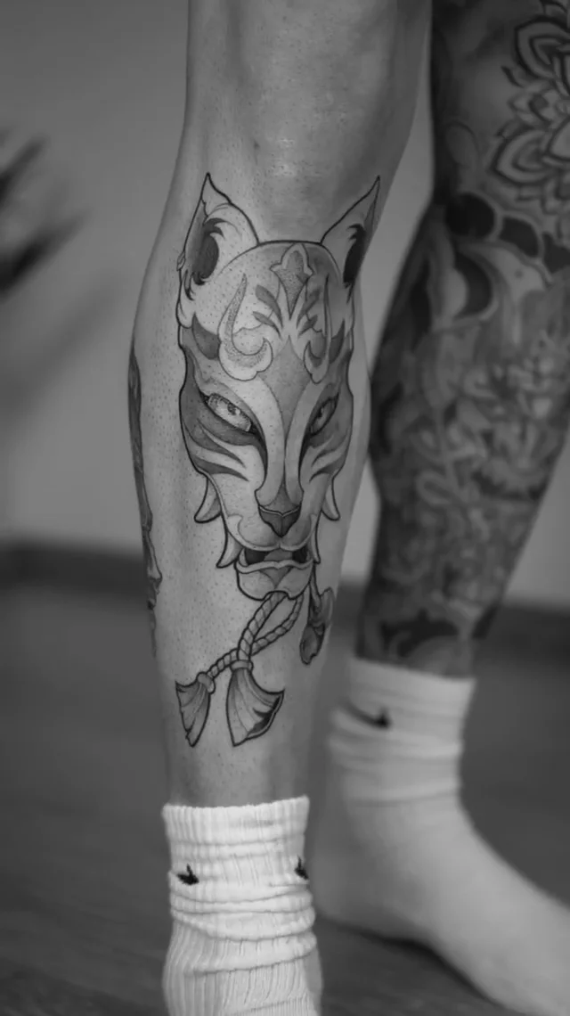 Detail einer japanischen Fuchsmaske als Tattoo