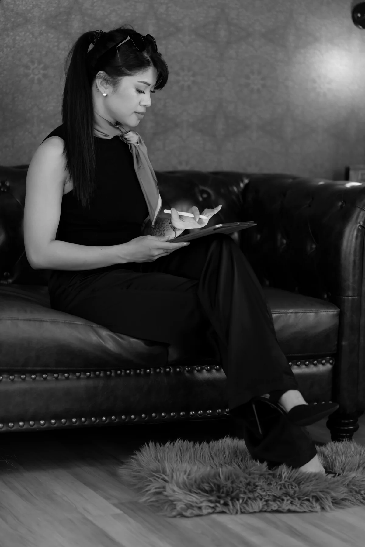 Richelle Gabunia zeichnet ein Motiv in ihrem Studio